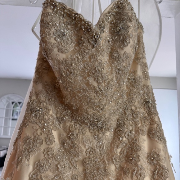 Brand New size 16 - Never worn wedding dress - Picture 2 of 7